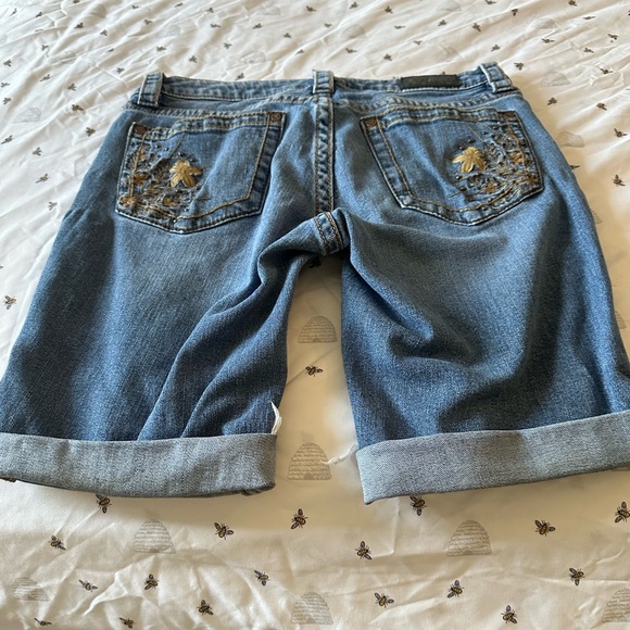 Shyanne Distressed Denim Cut Offs Size 26 Detailed Back Pockets - Summer Ready - Picture 4 of 7